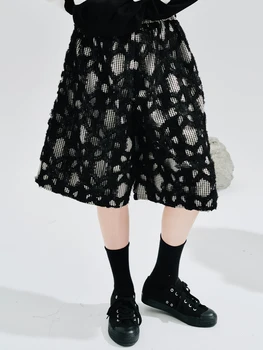 IMAKOKONI оригинальный дизайн, черные шорты с эластичной резинкой на талии, кружевные лоскутные брюки на четверть дюйма для женщин 234215